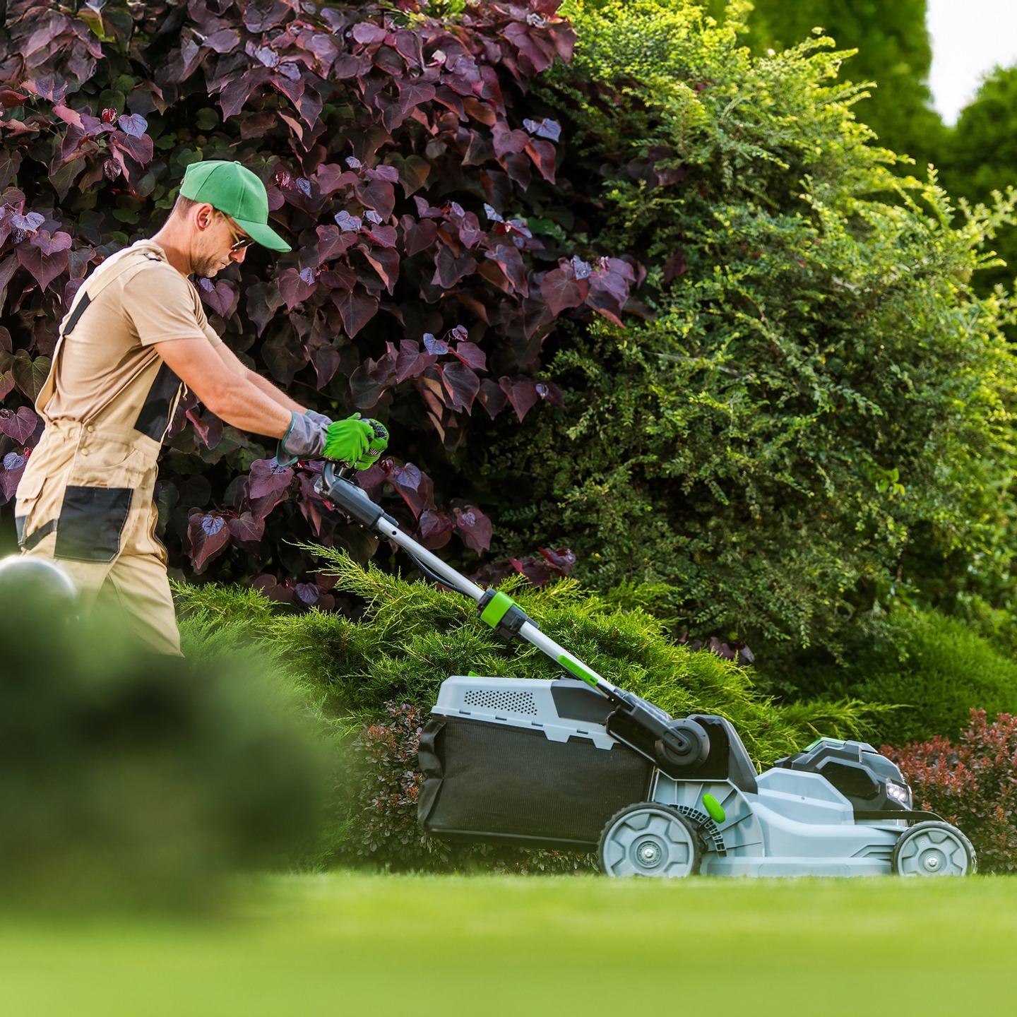 Garden worker with grass mower